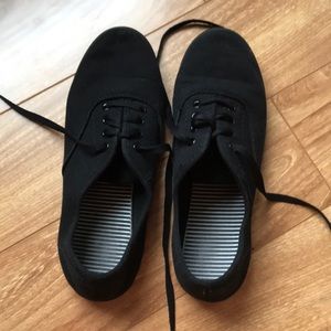 Black canvas sneaker shoes size 9